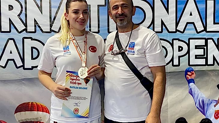 Öğrencimiz Yağmur Duman gümüş madalya kazandı.